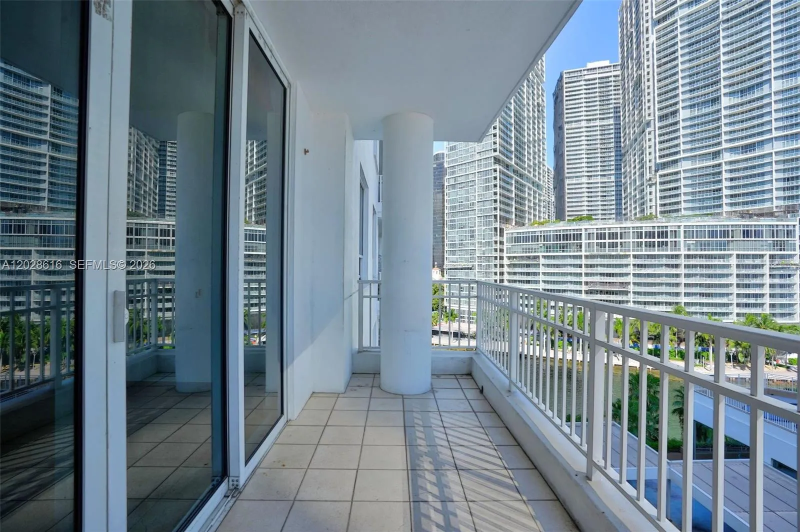 Foto de propiedad en 801 Brickell Key Boulevard 906, Miami, FL 33131 Miami con MLS# 