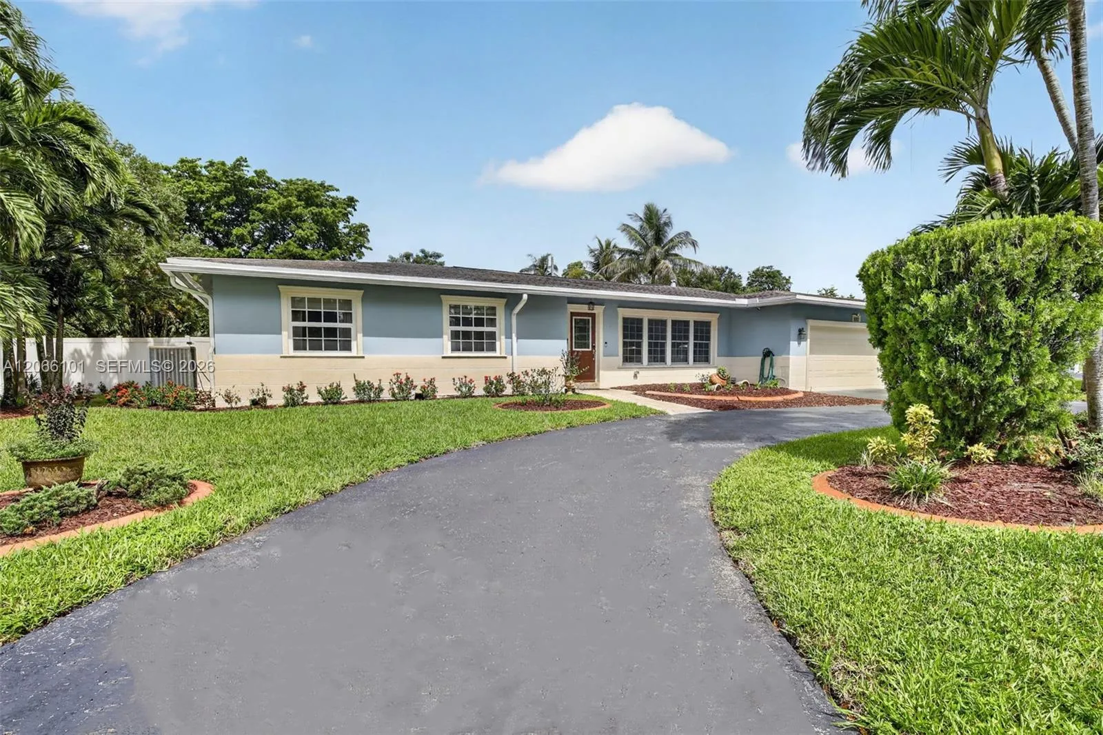 Foto de propiedad en 801 Ixora Lane, Plantation, FL 33317 Plantation con MLS# 