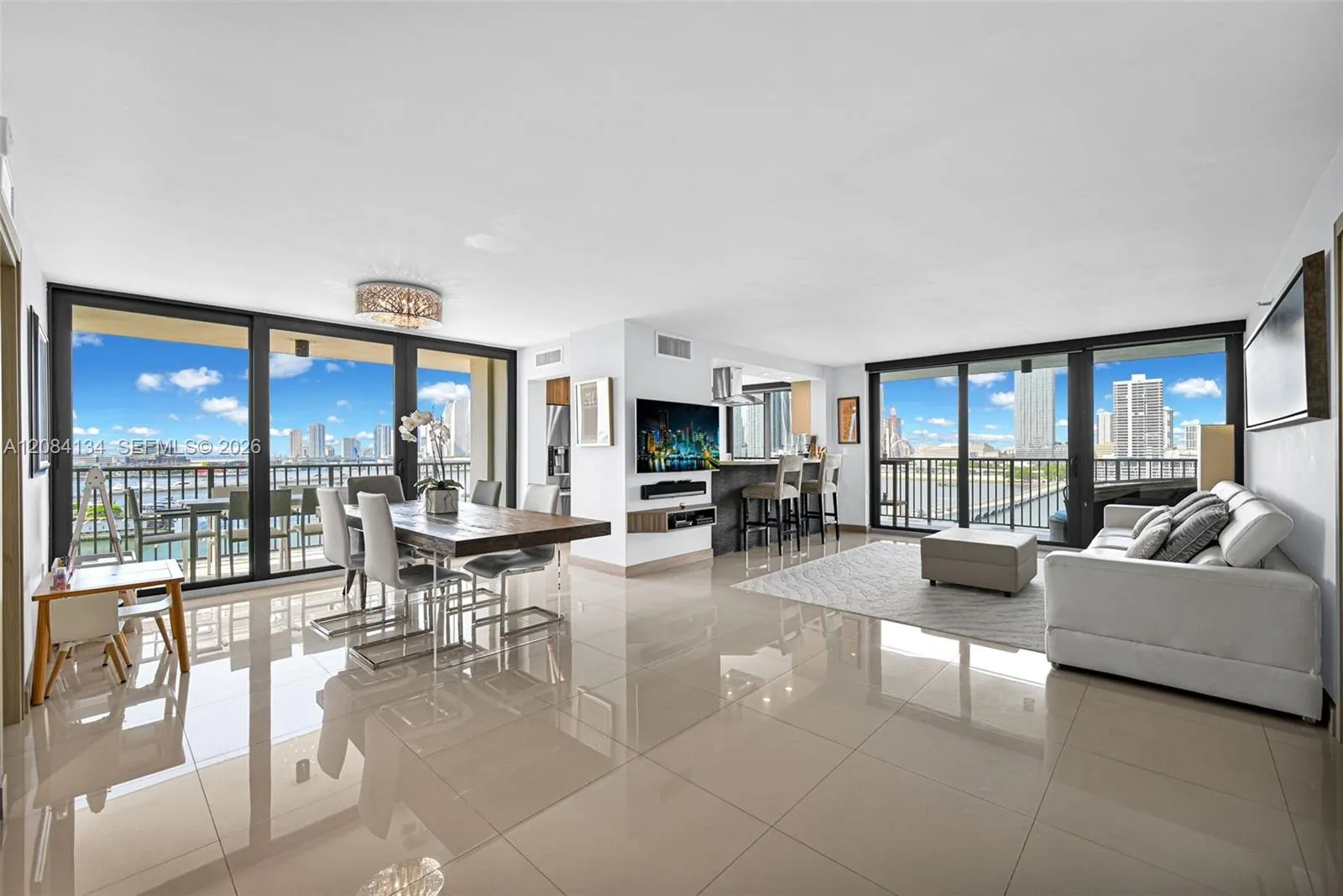 Foto de propiedad en 801 N Venetian Drive 1208, Miami, FL 33139 Miami con MLS#