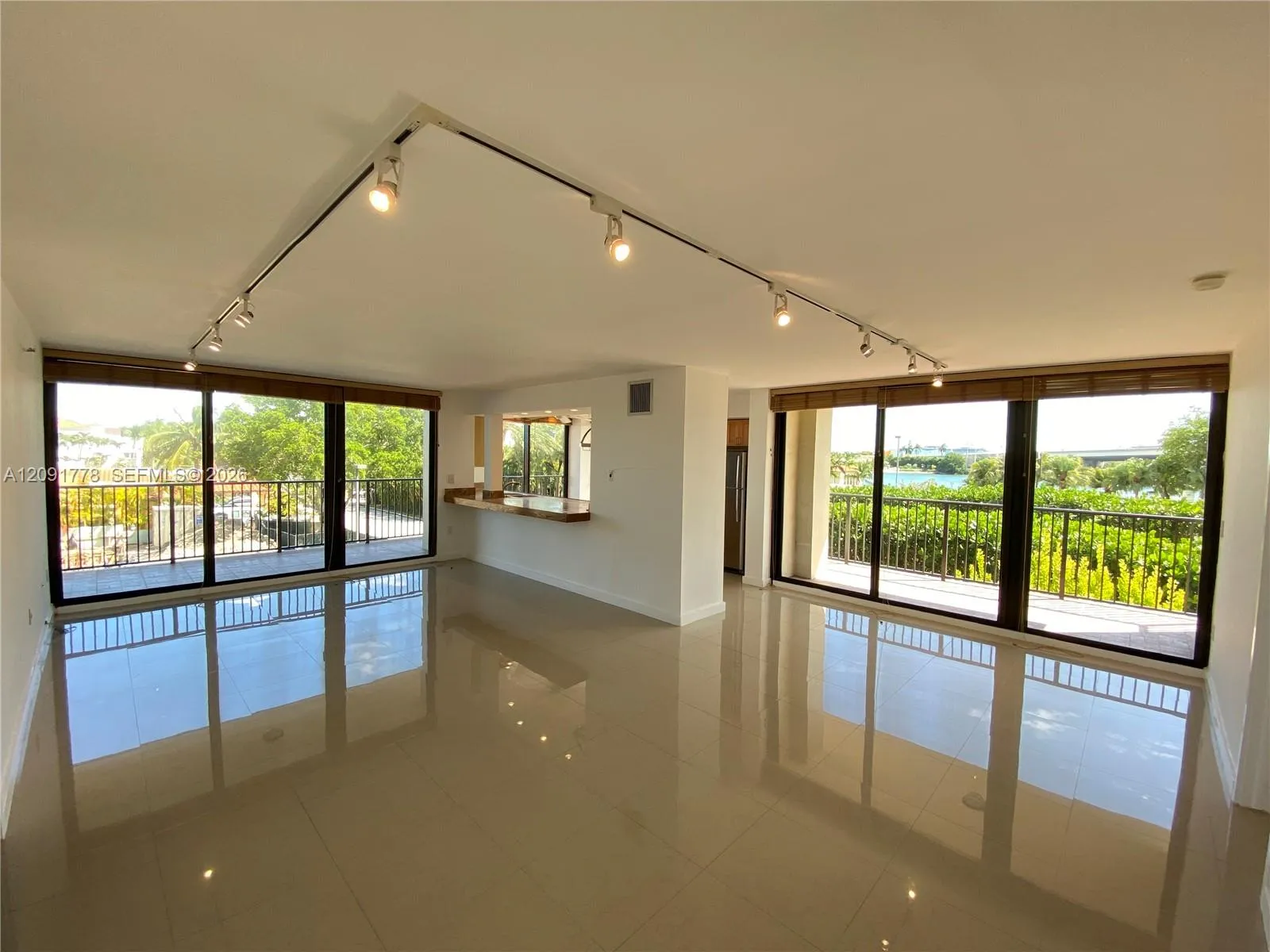 Foto de propiedad en 801 N Venetian Drive 202, Miami, FL 33139 Miami con MLS# 