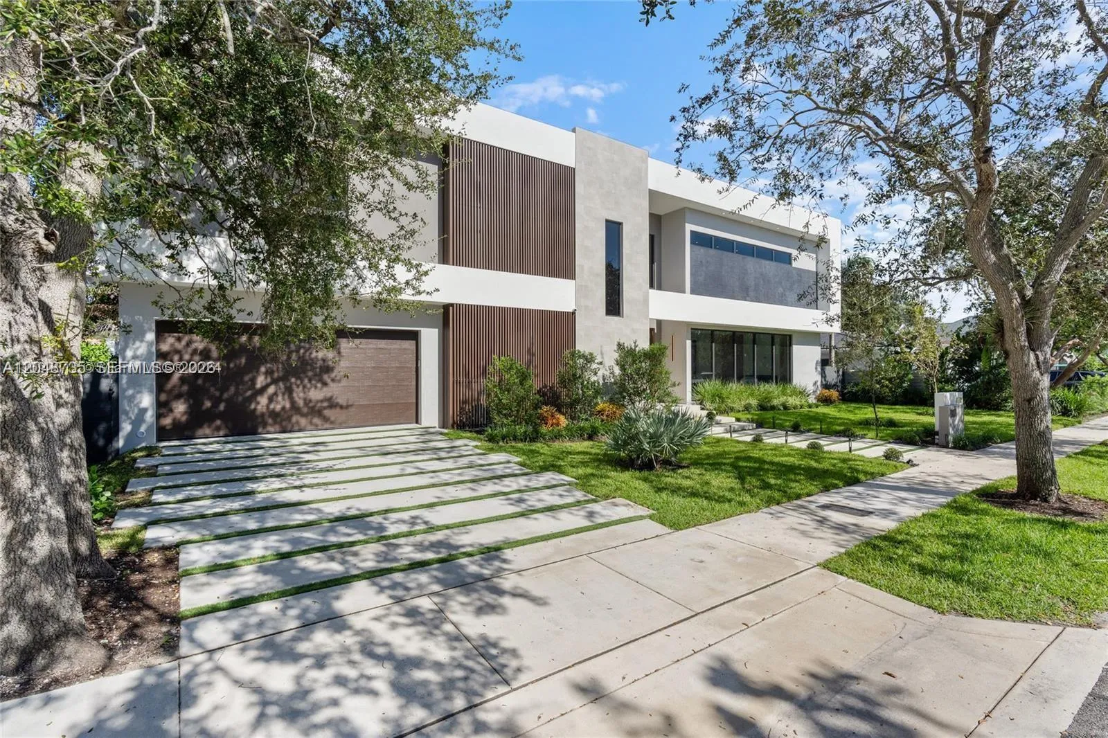 Foto de propiedad en 801 SE 11th Court, Fort Lauderdale, FL 33316 Fort Lauderdale con MLS# 