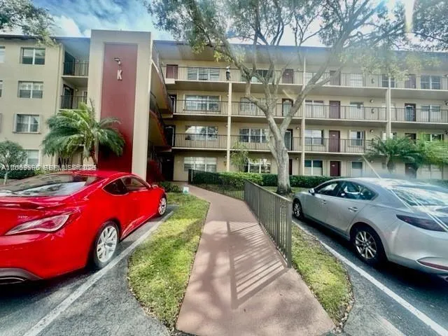 Foto de propiedad en 801 SW 133rd Terrace 105K, Pembroke Pines, FL 33027 Pembroke Pines con MLS# 