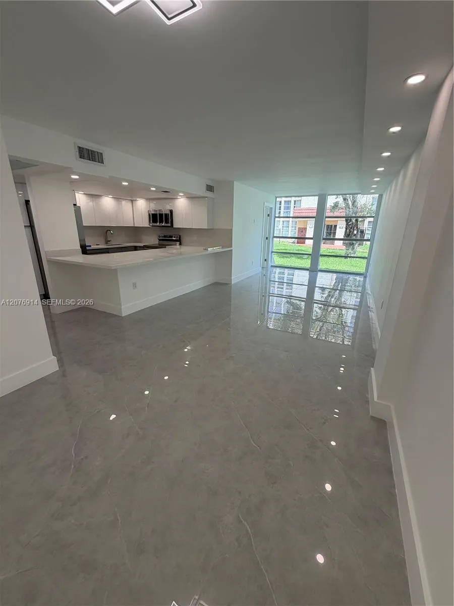 Foto de propiedad en 801 Three Islands Boulevard 103, Hallandale Beach, FL 33009 Hallandale Beach con MLS# 