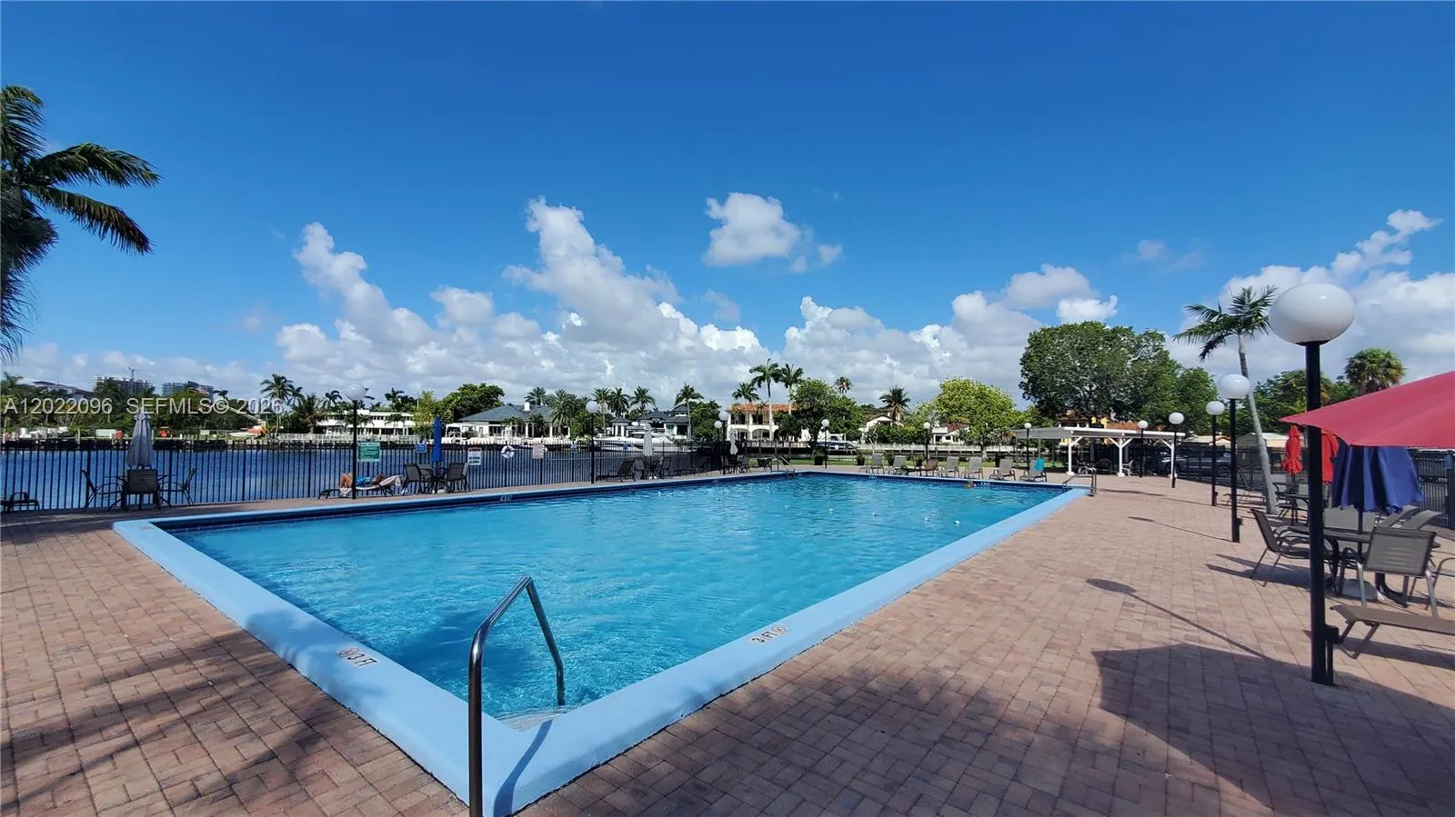 Foto de propiedad en 801 Three Islands Boulevard 109, Hallandale Beach, FL 33009 Hallandale Beach con MLS# 