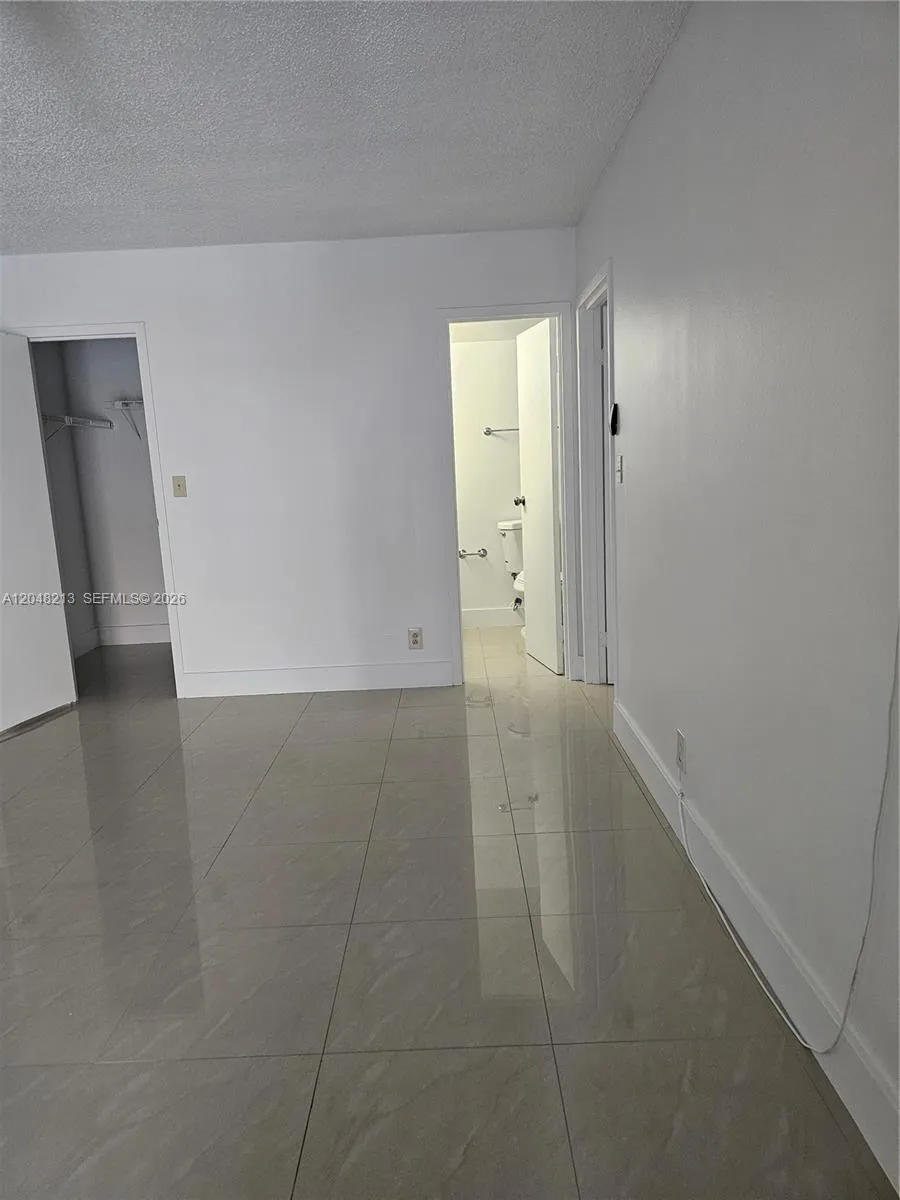 Foto de propiedad en 801 Three Islands Boulevard 218, Hallandale Beach, FL 33009 Hallandale Beach con MLS# 