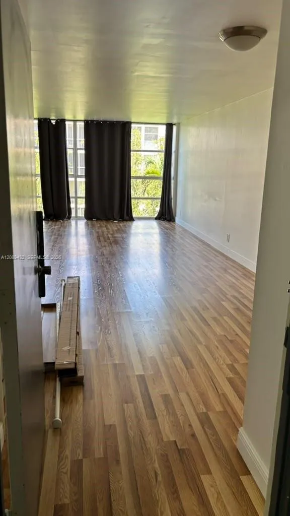 Foto de propiedad en 801 Three Islands Boulevard 301, Hallandale Beach, FL 33009 Hallandale Beach con MLS# 