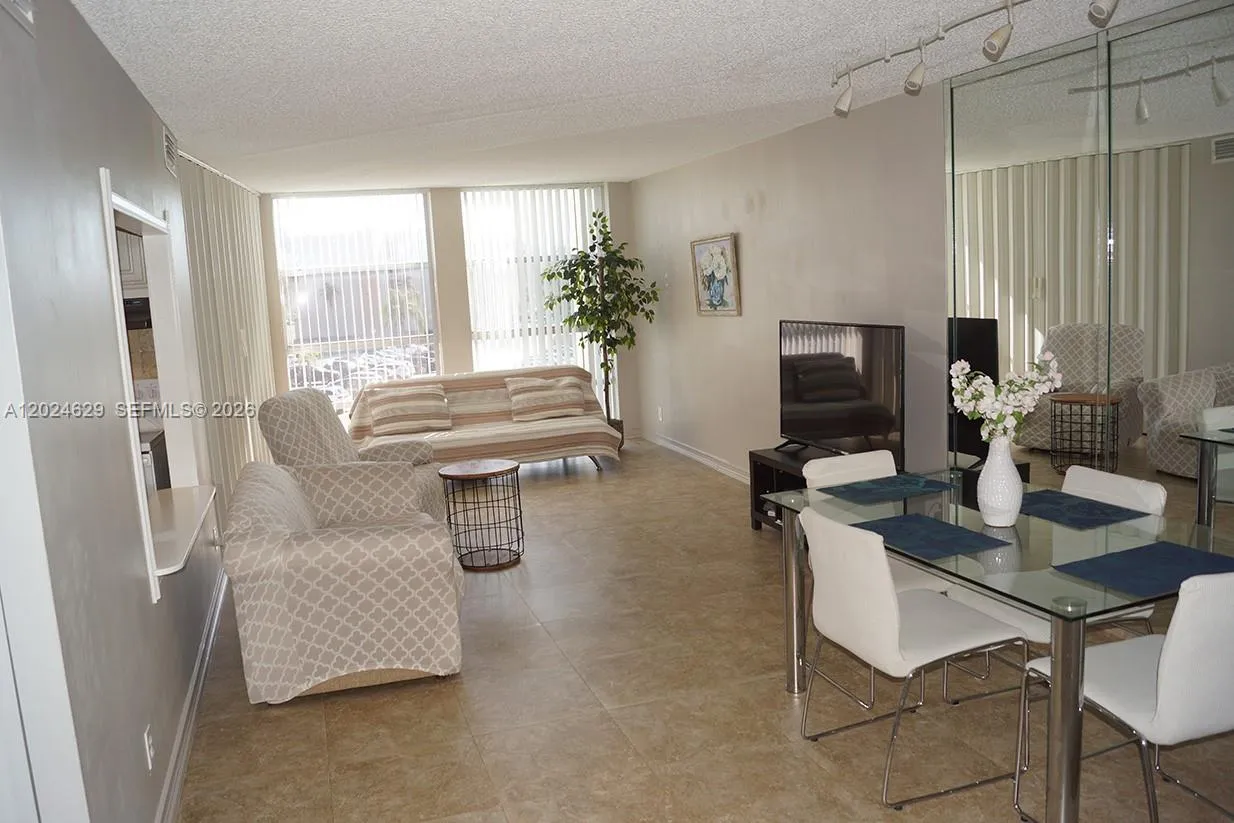 Foto de propiedad en 801 Three Islands Boulevard 312, Hallandale Beach, FL 33009 Hallandale Beach con MLS# 