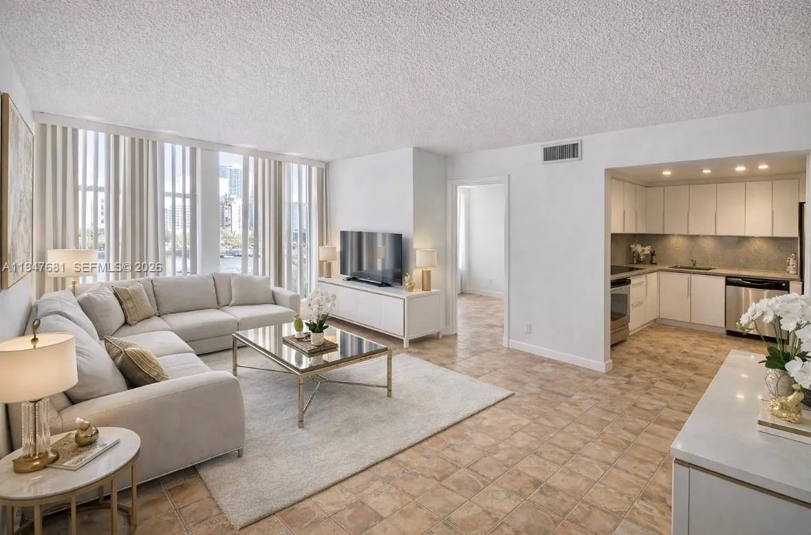 Foto de propiedad en 801 Three Islands Boulevard 411, Hallandale Beach, FL 33009 Hallandale Beach con MLS# 