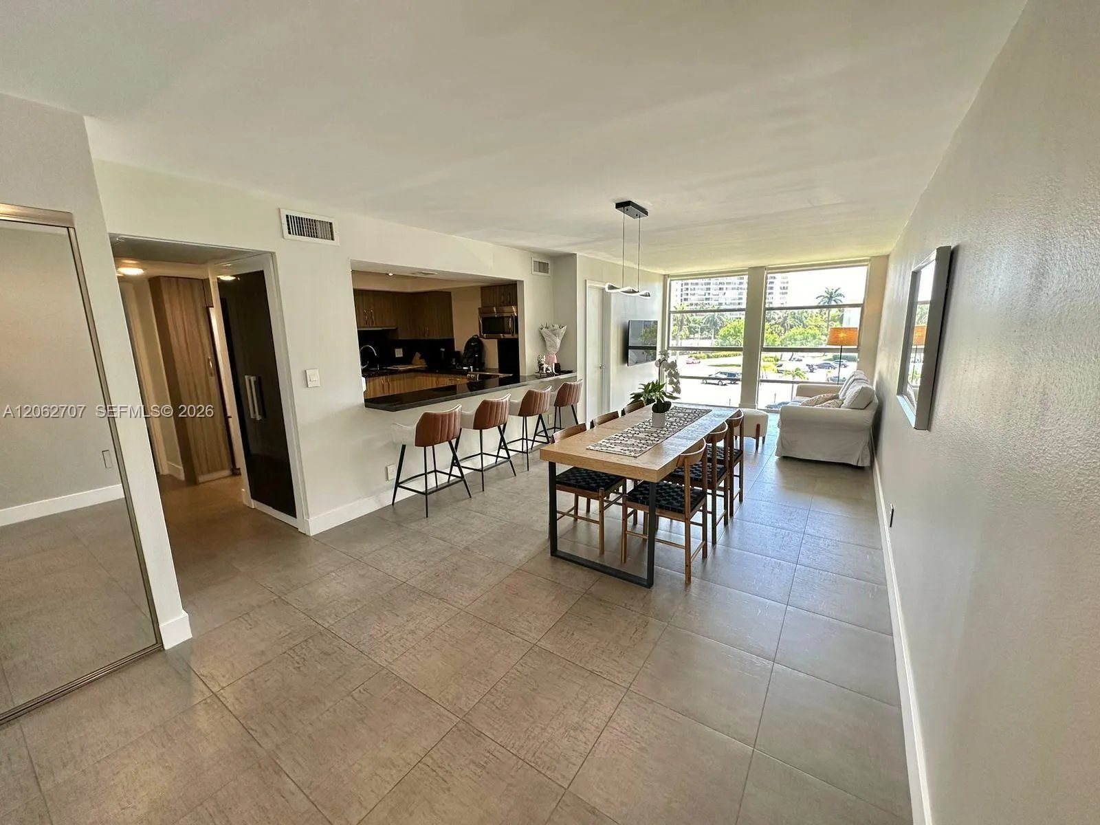 Foto de propiedad en 801 Three Islands Boulevard 412, Hallandale Beach, FL 33009 Hallandale Beach con MLS# 