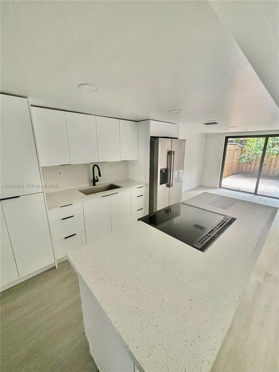 Foto de propiedad en 8010 NW 27th Place 8010, Sunrise, FL 33322 Sunrise con MLS# 