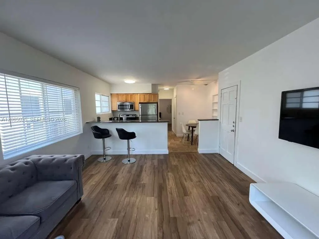 Foto de propiedad en 8011 Abbott Avenue 2, Miami Beach, FL 33141 Miami Beach con MLS# 
