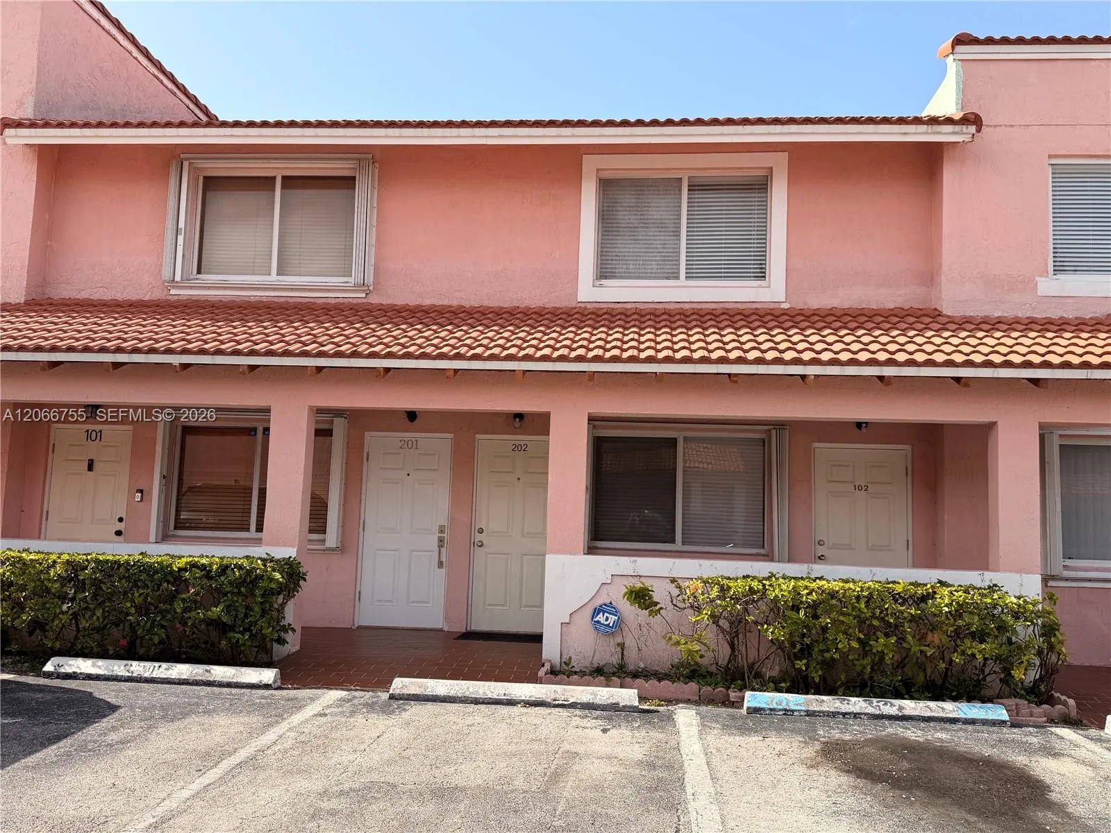 Foto de propiedad en 8019 Lake Drive 202, Doral, FL 33166 Doral con MLS# 