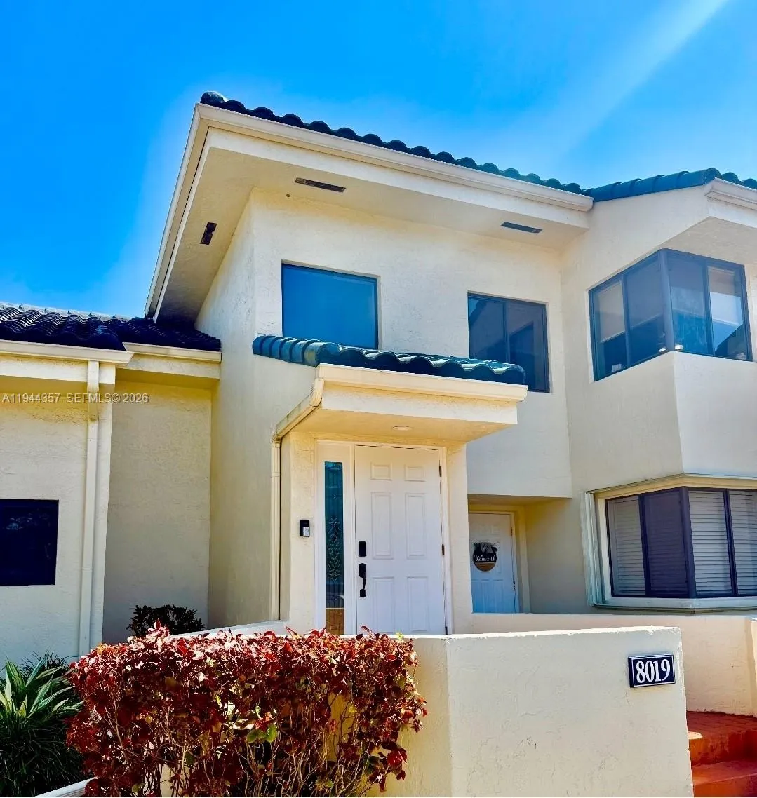 Foto de propiedad en 8019 NW 15th Manor 8019, Plantation, FL 33322 Plantation con MLS# 
