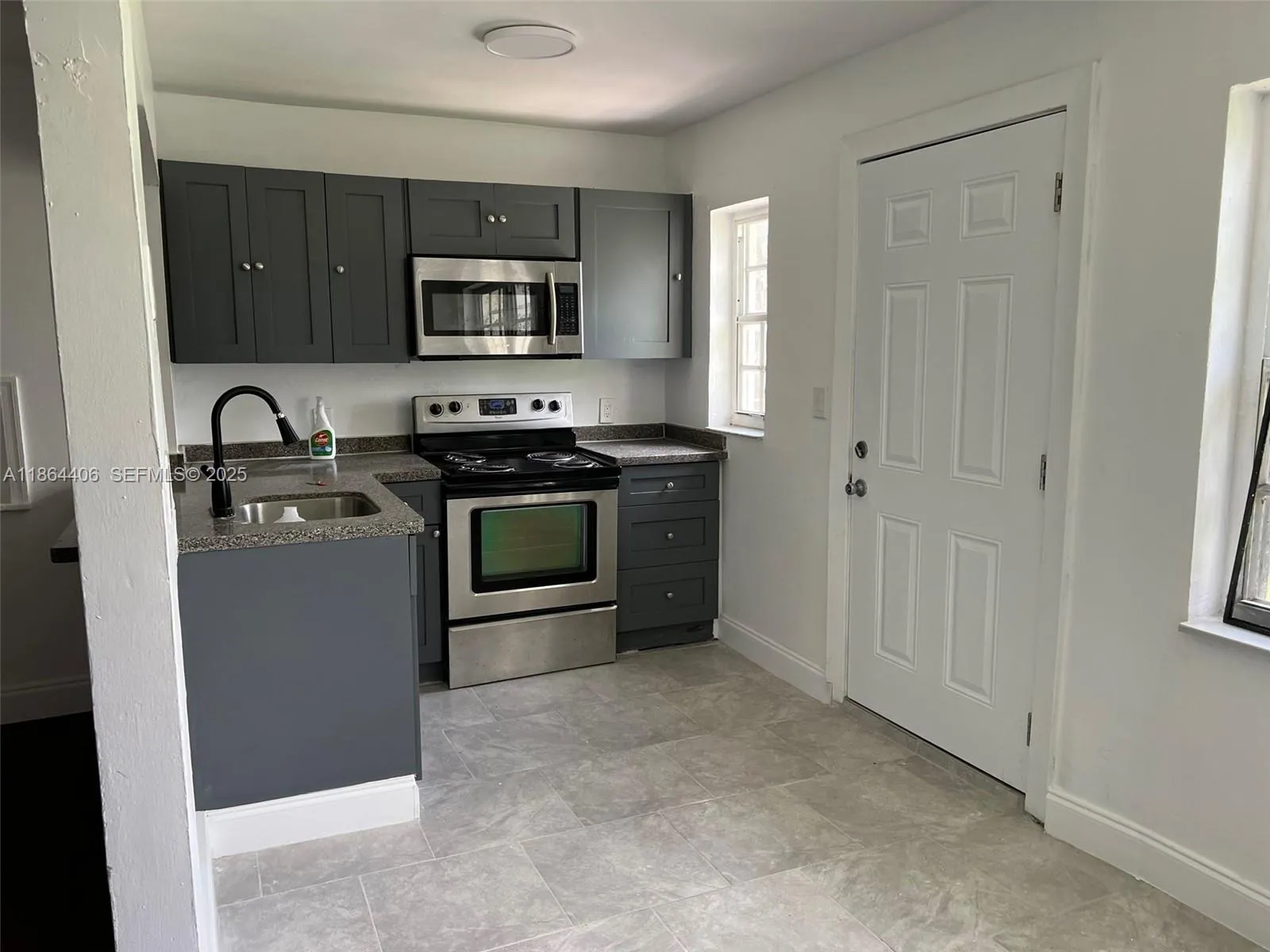 Foto de propiedad en 802 S 24th Avenue, Hollywood, FL 33020 Hollywood con MLS# 