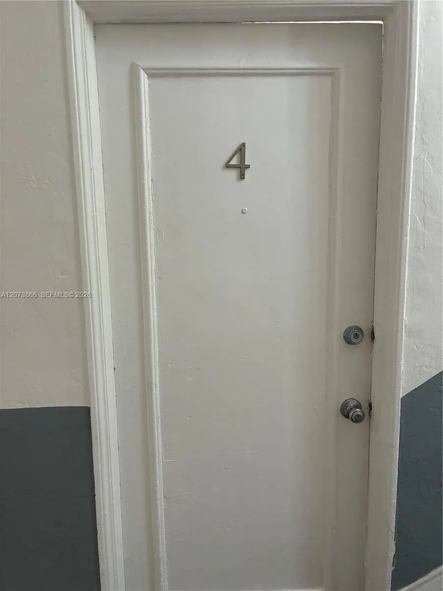 Foto de propiedad en 8020 Abbott Avenue 4, Miami Beach, FL 33141 Miami Beach con MLS# 