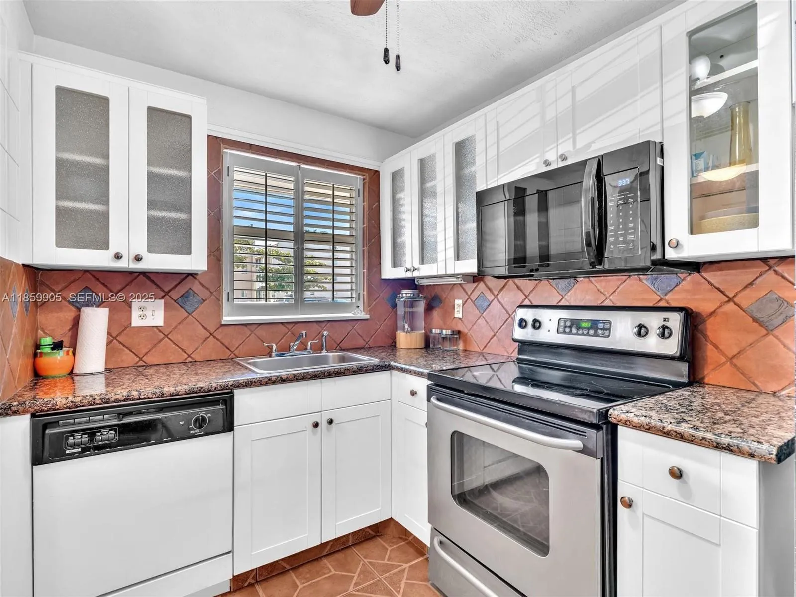 Foto de propiedad en 8020 N Sunrise Lakes Drive 110, Sunrise, FL 33322 Sunrise con MLS# 