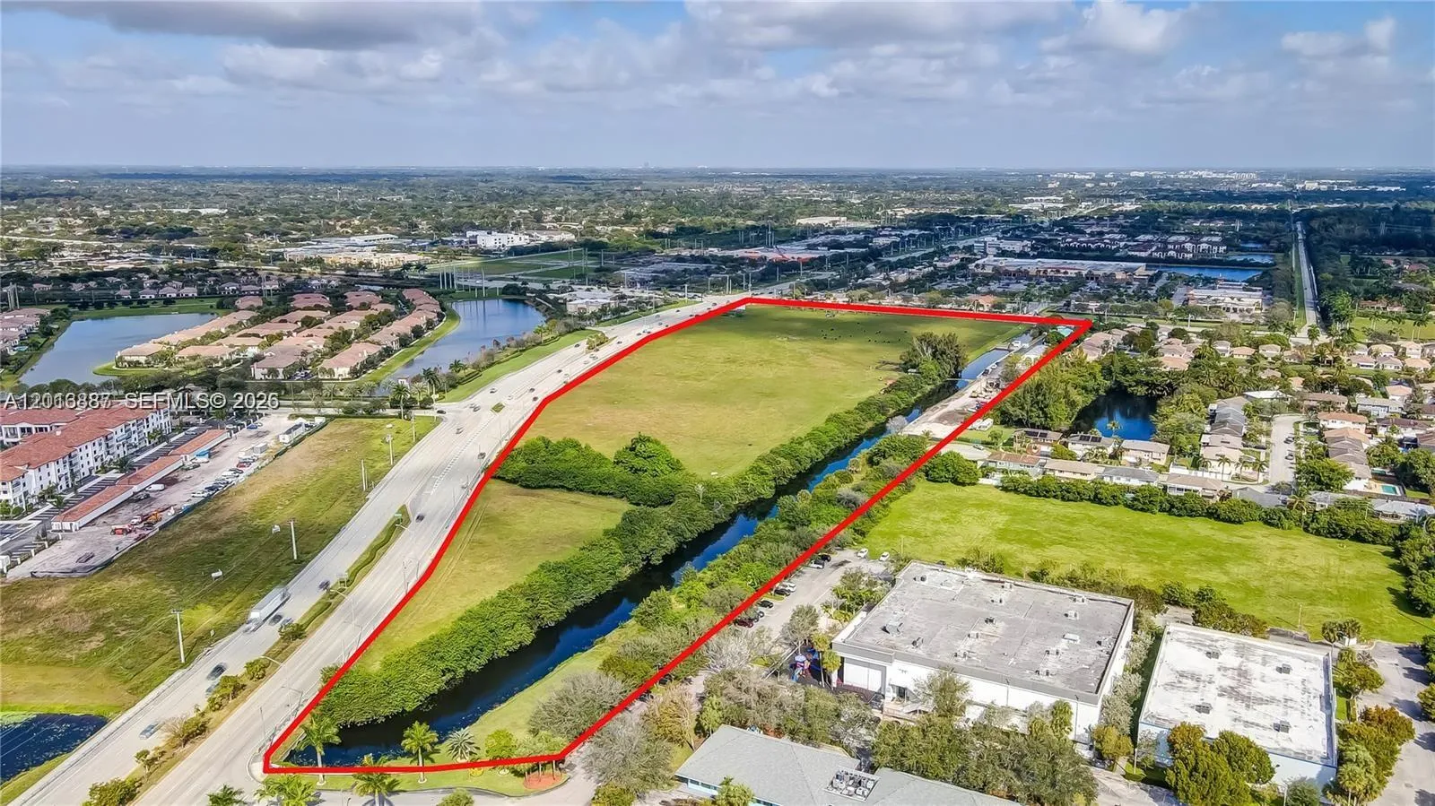 Foto de propiedad en 8020 Stirling Road, Davie, FL 33024 Davie con MLS# 