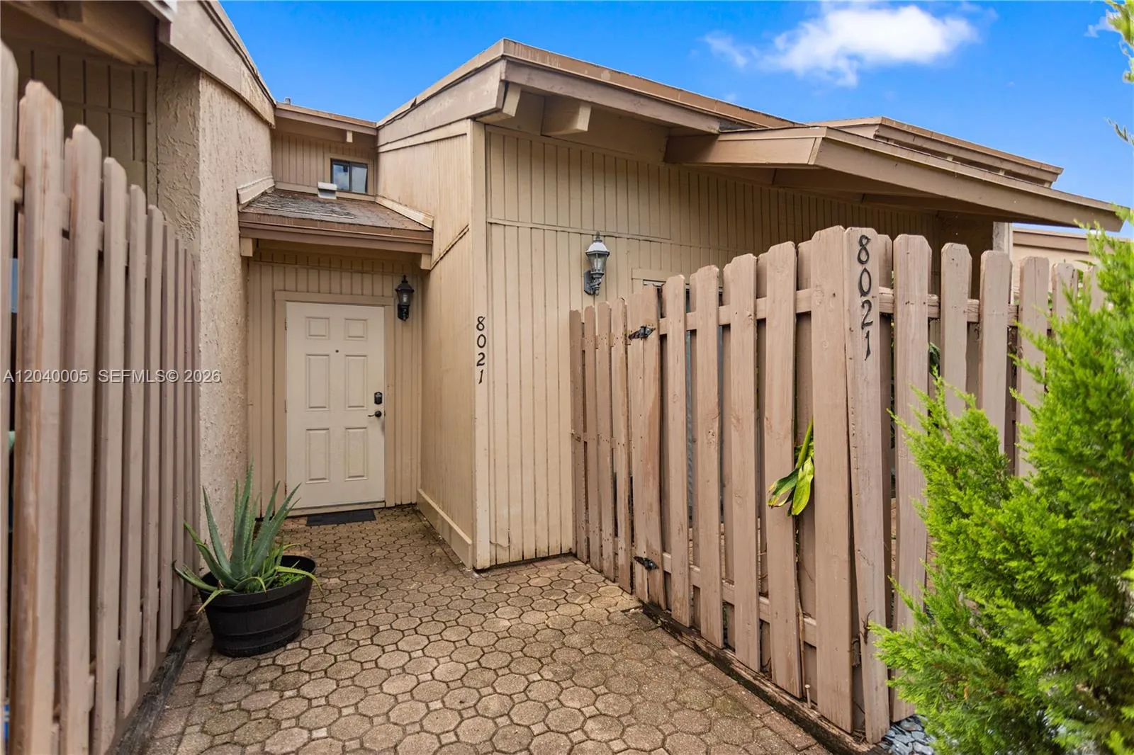 Foto de propiedad en 8021 SW 21st Court, Davie, FL 33324 Davie con MLS# 