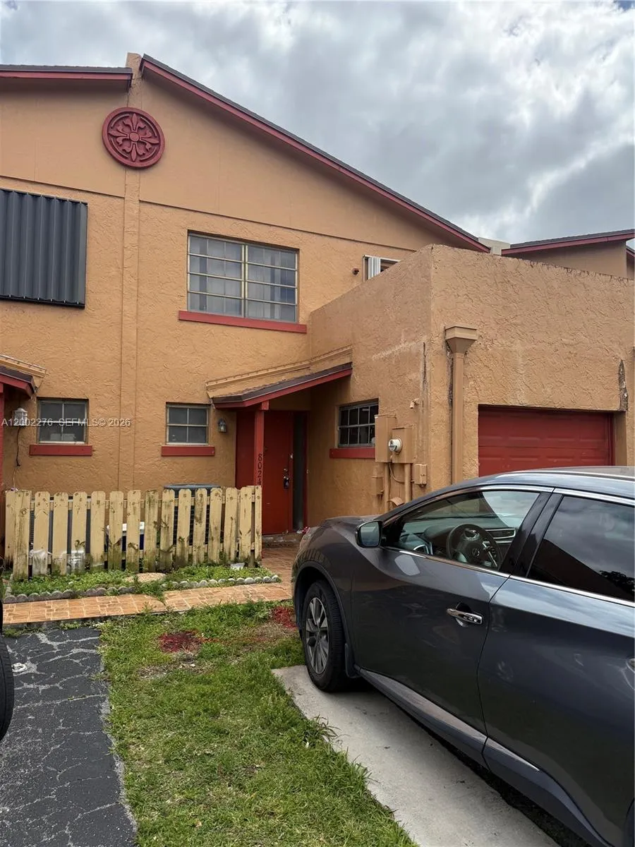 Foto de propiedad en 8024 NW 27th Court, Sunrise, FL 33322 Sunrise con MLS# 