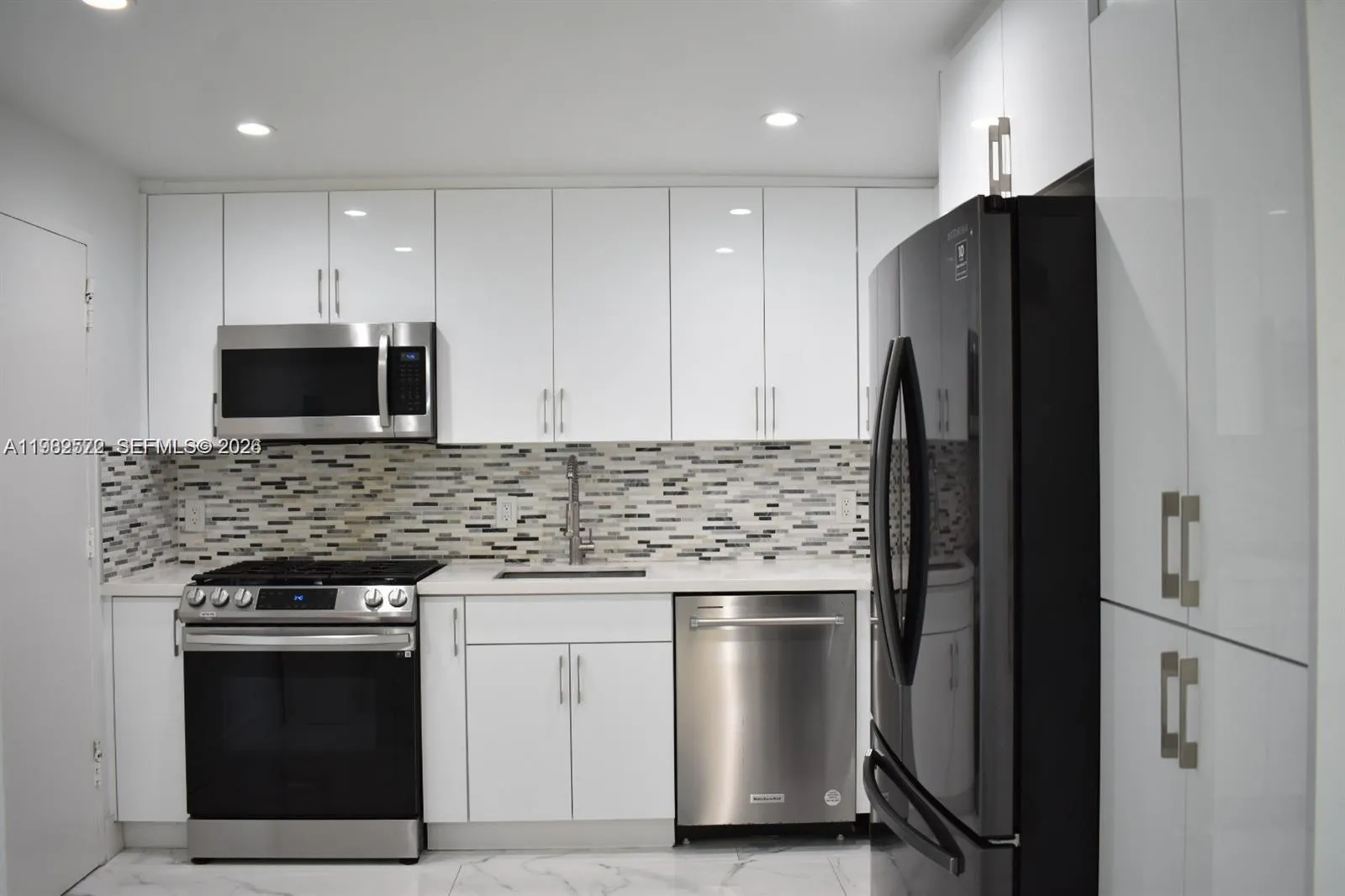 Foto de propiedad en 8024 Tatum Waterway Drive 5A, Miami Beach, FL 33141 Miami Beach con MLS# 