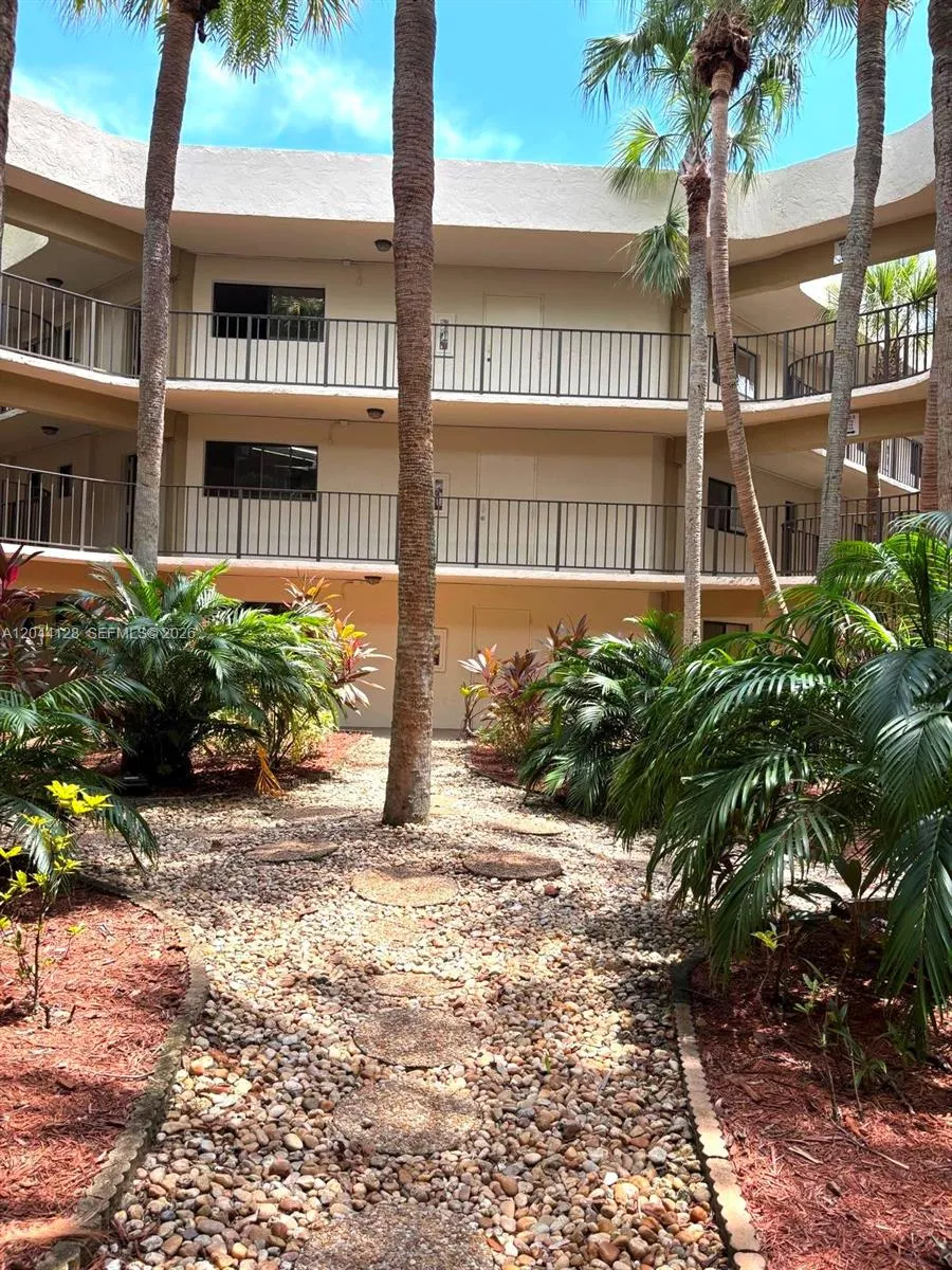 Foto de propiedad en 8025 SW 107th Avenue 313, Miami, FL 33173 Miami con MLS# 