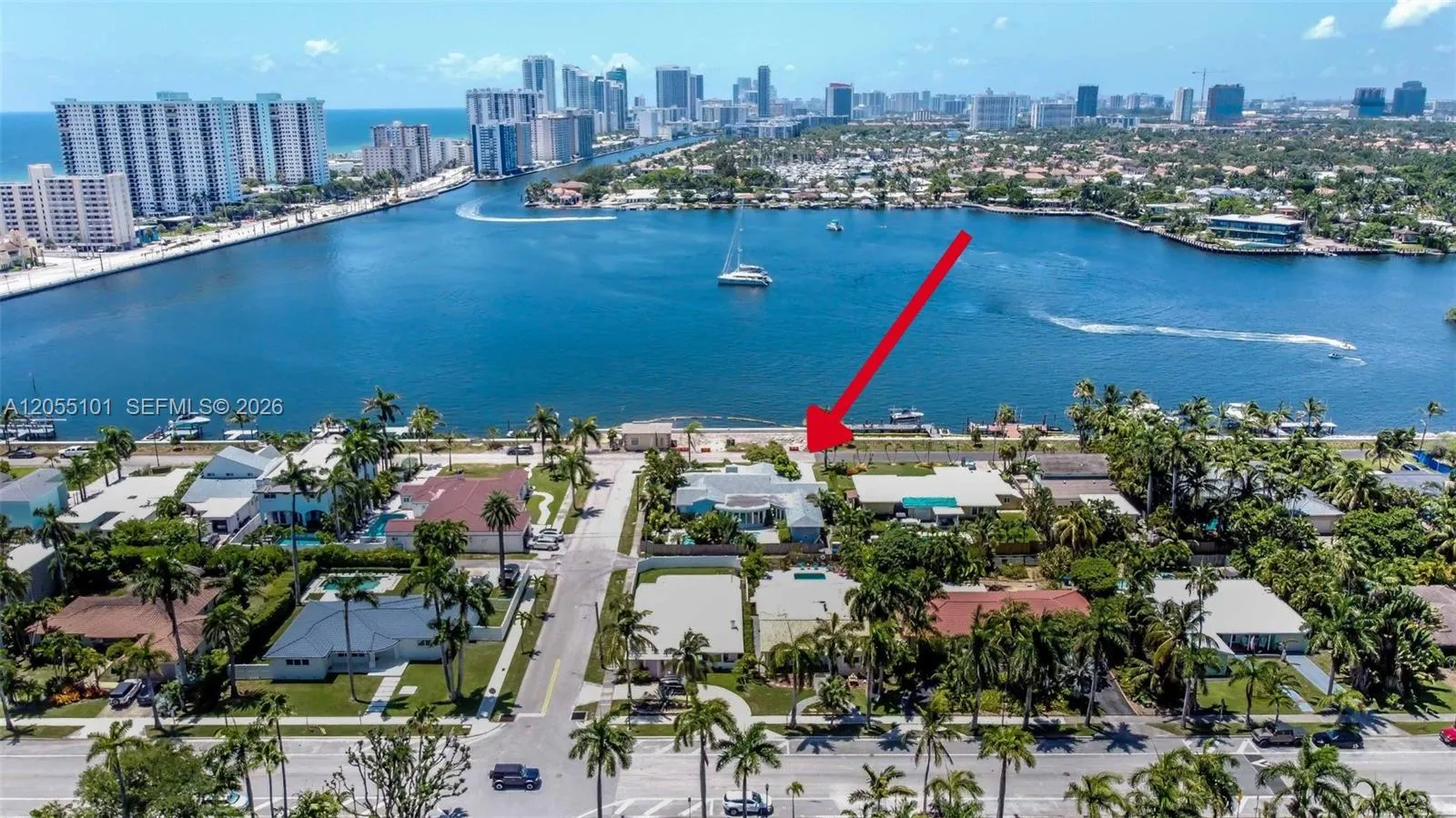 Foto de propiedad en 803 N Southlake Drive, Hollywood, FL 33019 Hollywood con MLS# 