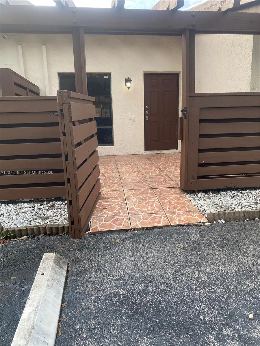 Foto de propiedad en 803 SW 119th Way 803, Davie, FL 33325 Davie con MLS# 