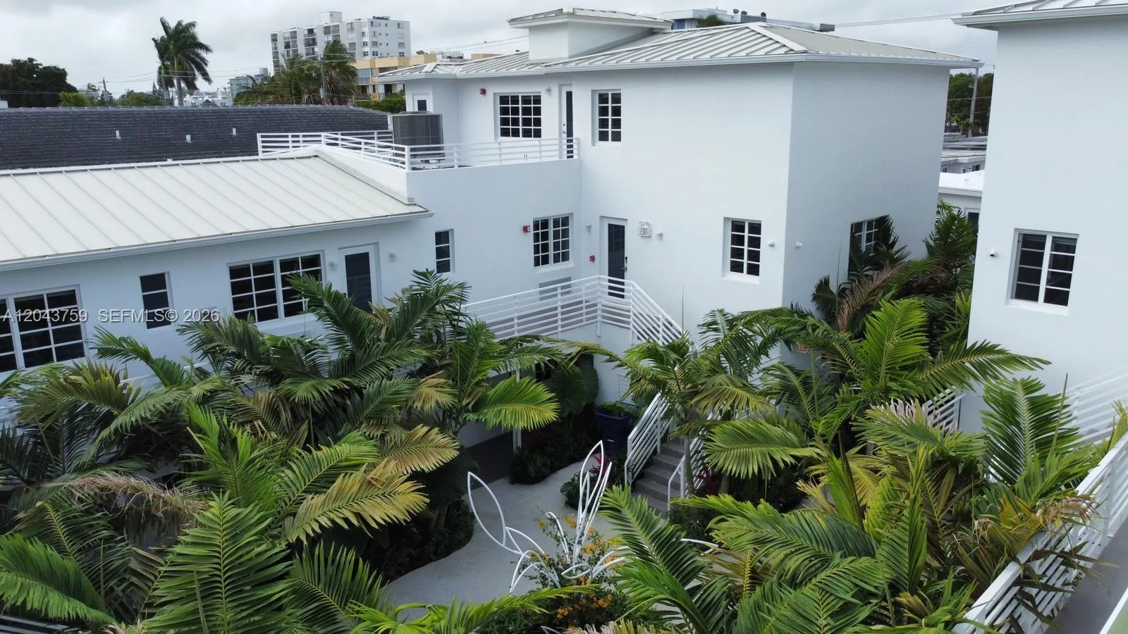 Foto de propiedad en 8035 Abbott Avenue, Miami Beach, FL 33141 Miami Beach con MLS# 
