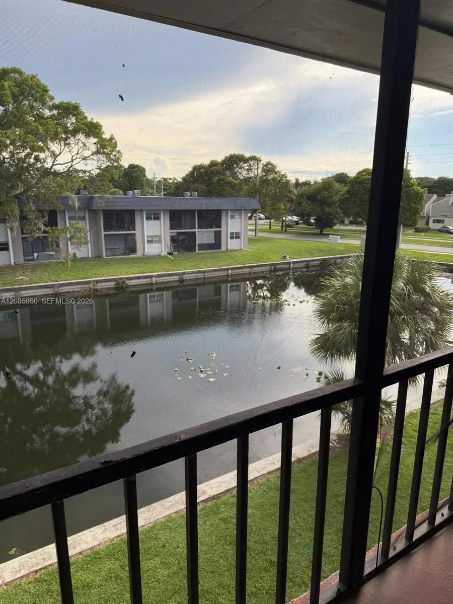 Foto de propiedad en 8040 N Colony Circle N 304, Tamarac, FL 33321 Tamarac con MLS# 