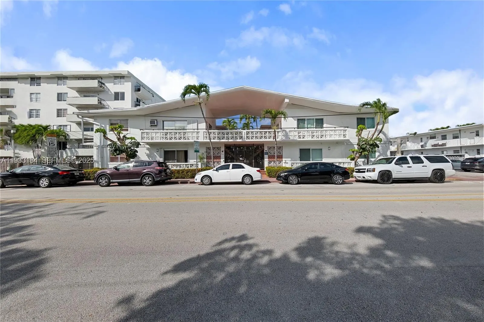 Foto de propiedad en 8040 Tatum Waterway Drive 11, Miami Beach, FL 33141 Miami Beach con MLS# 