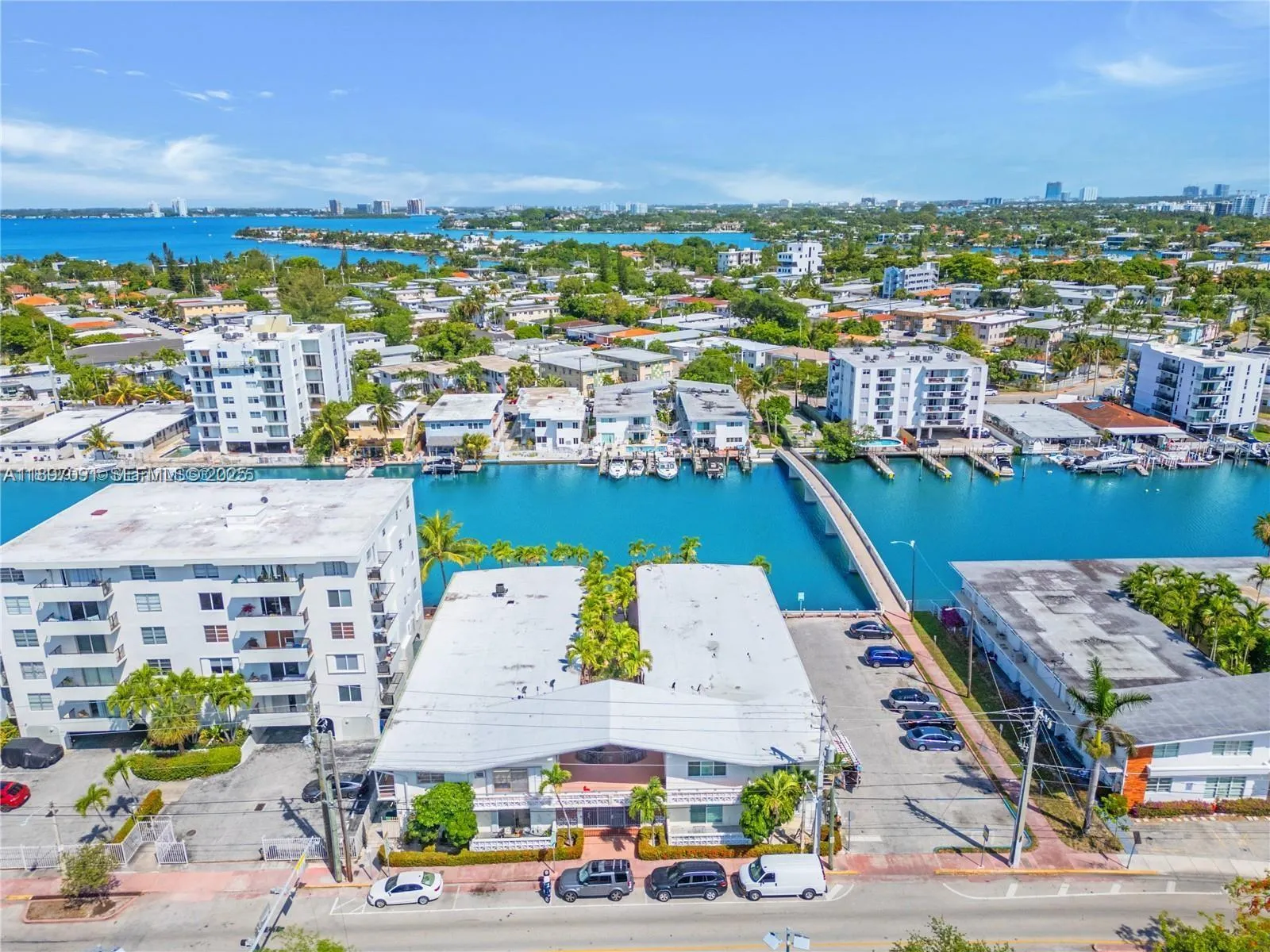 Foto de propiedad en 8040 Tatum Waterway Drive 3, Miami Beach, FL 33141 Miami Beach con MLS# 