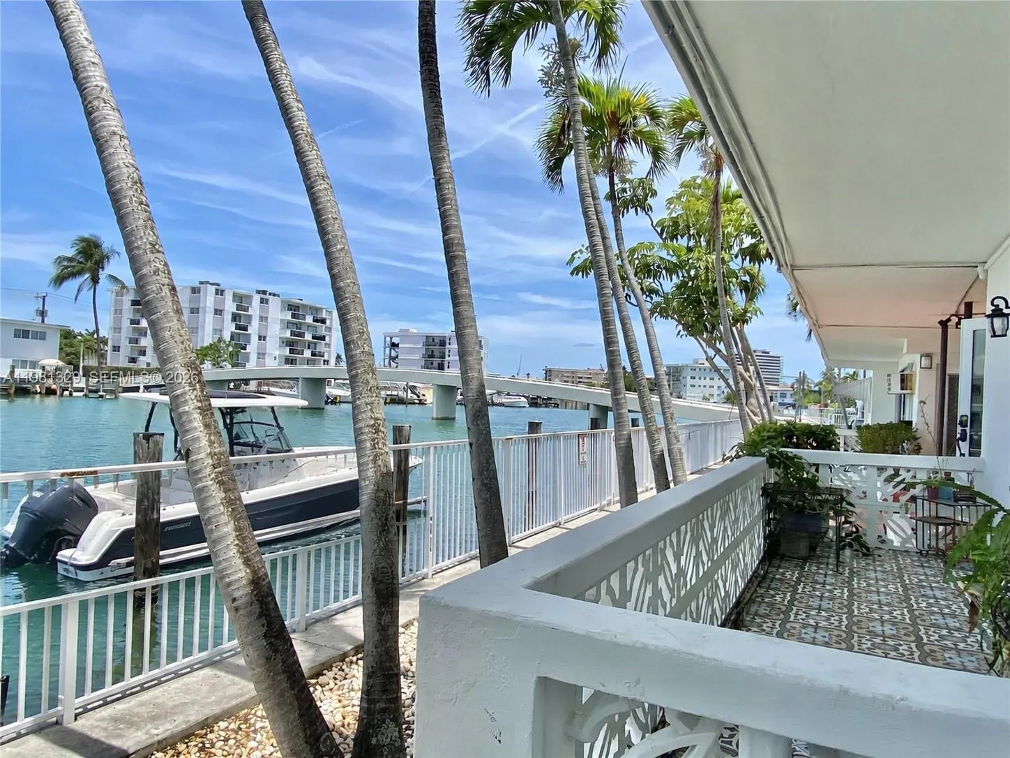 Foto de propiedad en 8040 Tatum Waterway Drive 5, Miami Beach, FL 33141 Miami Beach con MLS# 