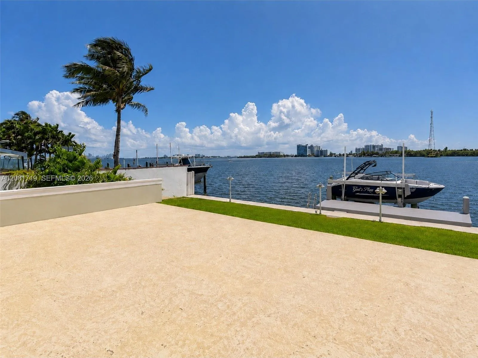 Foto de propiedad en 8041 NE Bayshore Court 8041, Miami, FL 33138 Miami con MLS# 