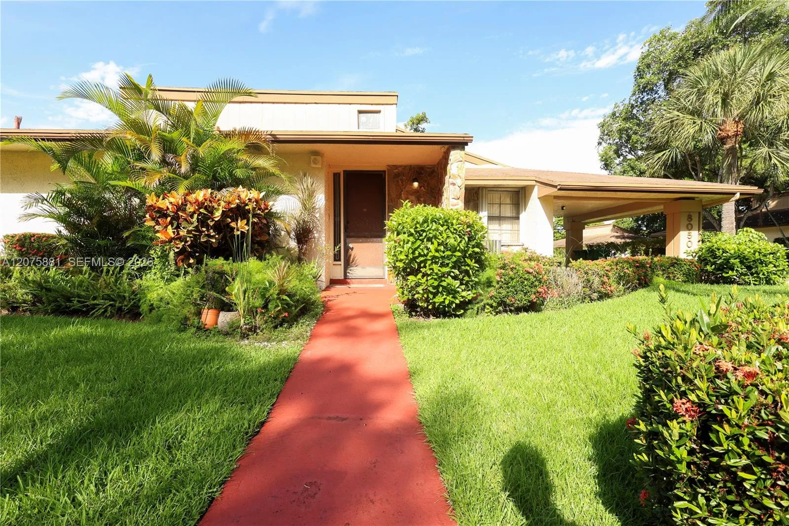 Foto de propiedad en 8050 Palmetto Palm Circle 55, Tamarac, FL 33321 Tamarac con MLS# 
