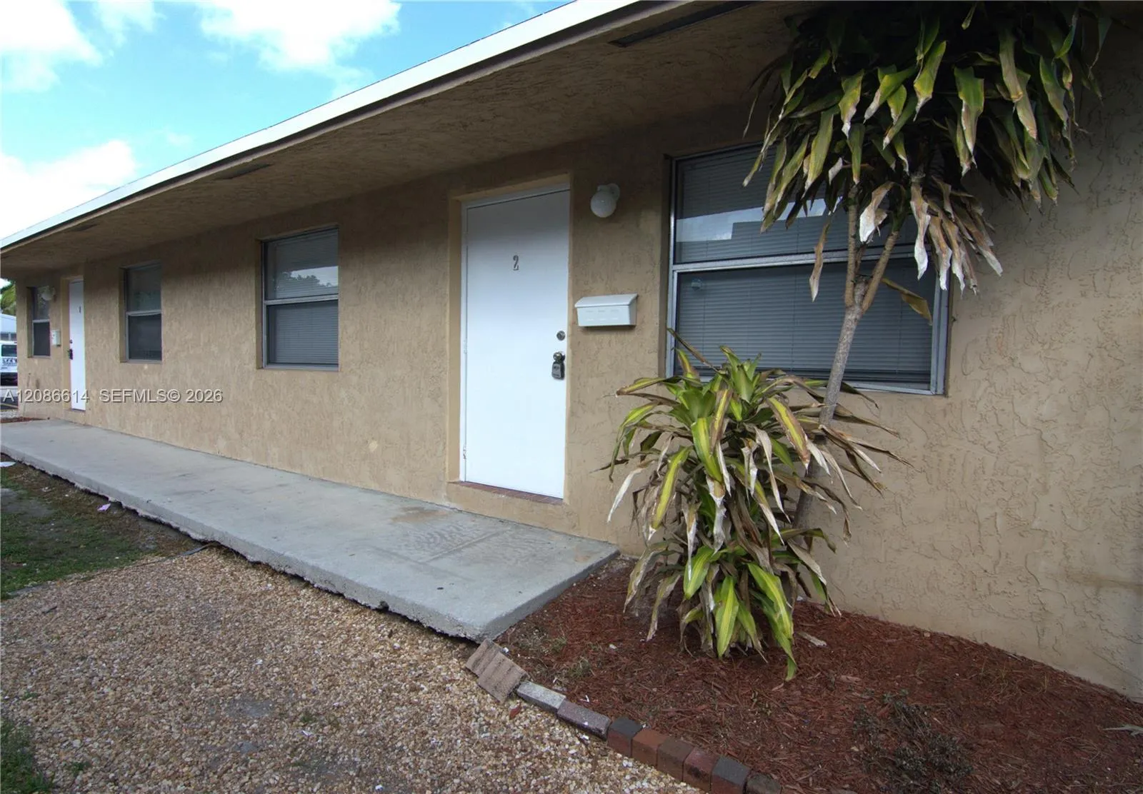 Foto de propiedad en 806 NW 10th Street 1, Hallandale Beach, FL 33009 Hallandale Beach con MLS# 