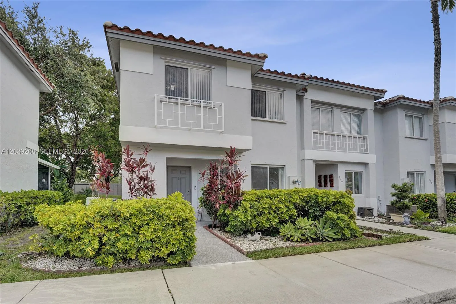 Foto de propiedad en 806 NW 208th Way, Pembroke Pines, FL 33029 Pembroke Pines con MLS# 