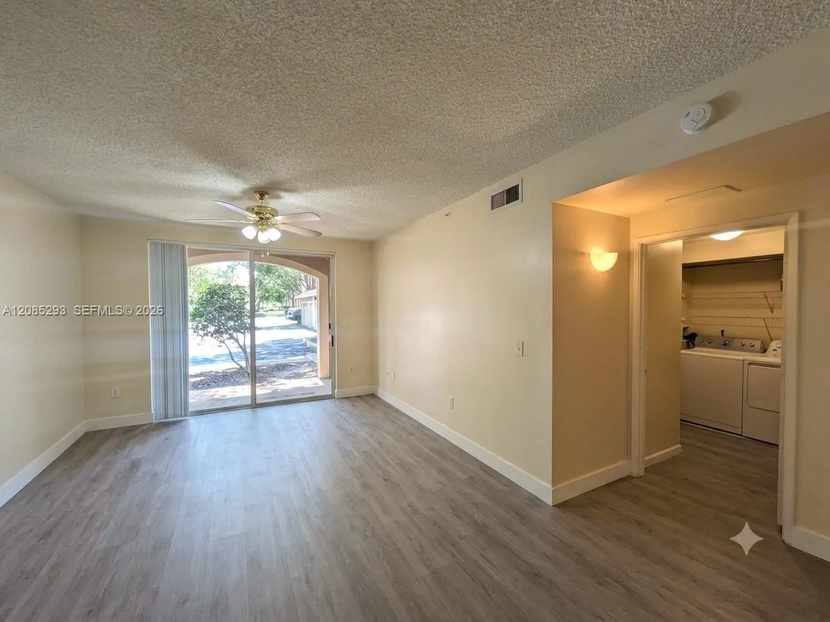 Foto de propiedad en 8060 N Nob Hill Road 101, Tamarac, FL 33321 Tamarac con MLS# 