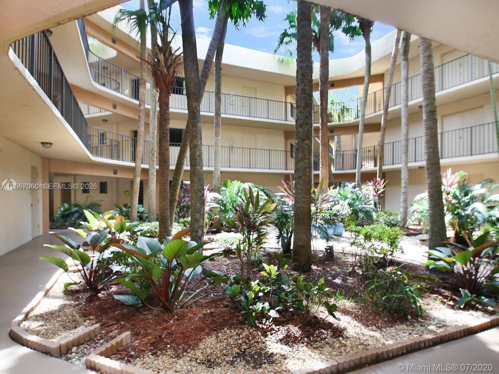 Foto de propiedad en 8065 SW 107th Avenue 201, Miami, FL 33173 Miami con MLS# 