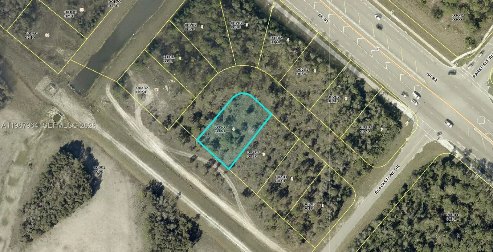 Foto de propiedad en 807 Fabian Circle, Fort Myers, FL 33913 Fort Myers con MLS# 