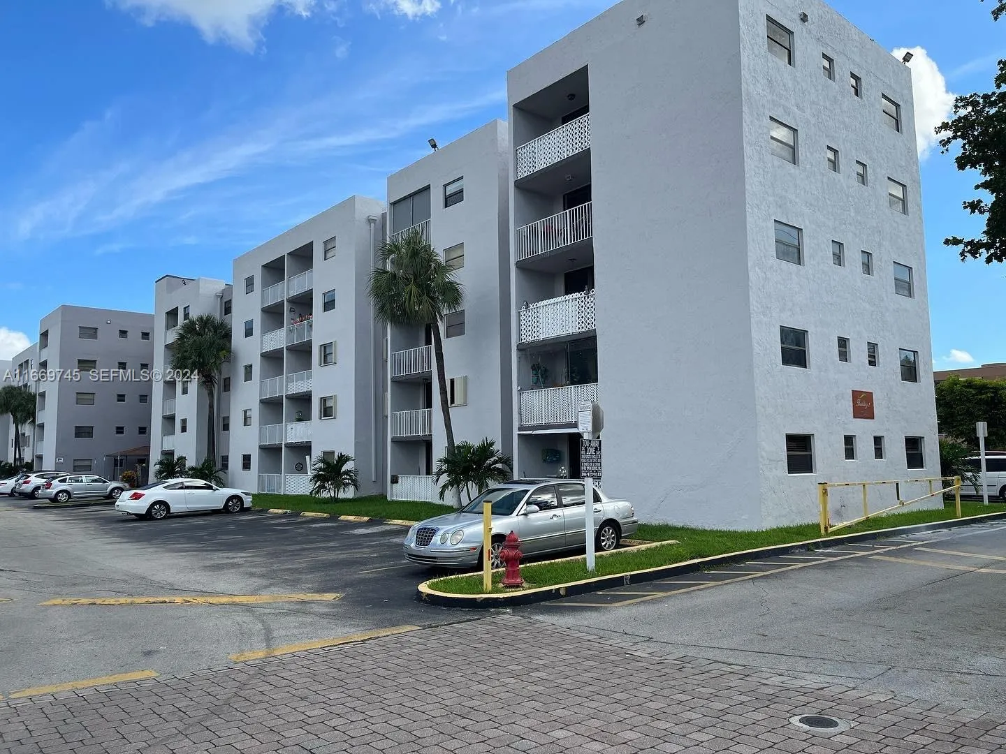 Foto de propiedad en 8075 NW 7th Street 109, Miami, FL 33126 Miami con MLS# 