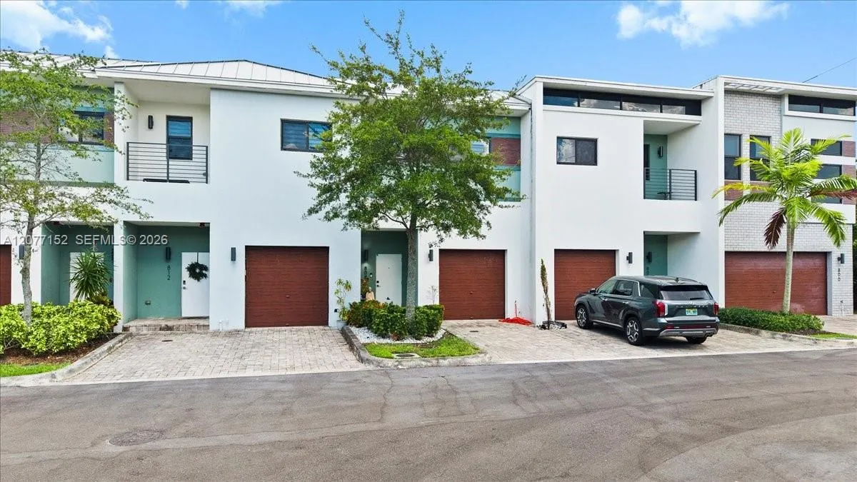 Foto de propiedad en 808 NW 44th Terrace, Plantation, FL 33317 Plantation con MLS# 