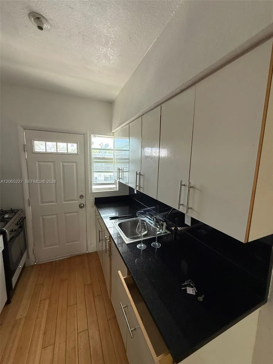 Foto de propiedad en 8080 Tatum Waterway Drive 19, Miami Beach, FL 33141 Miami Beach con MLS# 