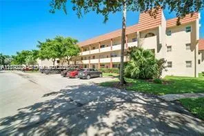 Foto de propiedad en 8081 N Sunrise Lakes Drive 110, Sunrise, FL 33322 Sunrise con MLS# 
