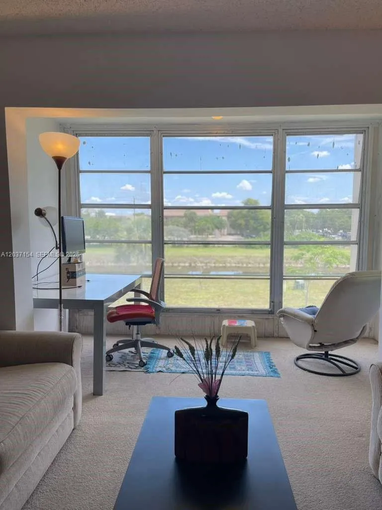 Foto de propiedad en 8081 N Sunrise Lakes Drive 306, Sunrise, FL 33322 Sunrise con MLS# 