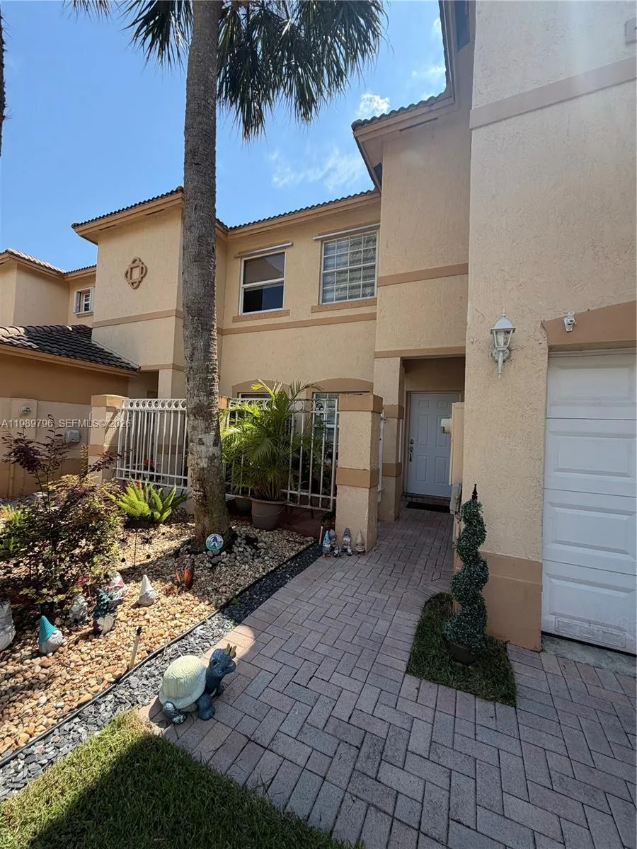 Foto de propiedad en 809 NW 170th Terrace 26, Pembroke Pines, FL 33028 Pembroke Pines con MLS# 
