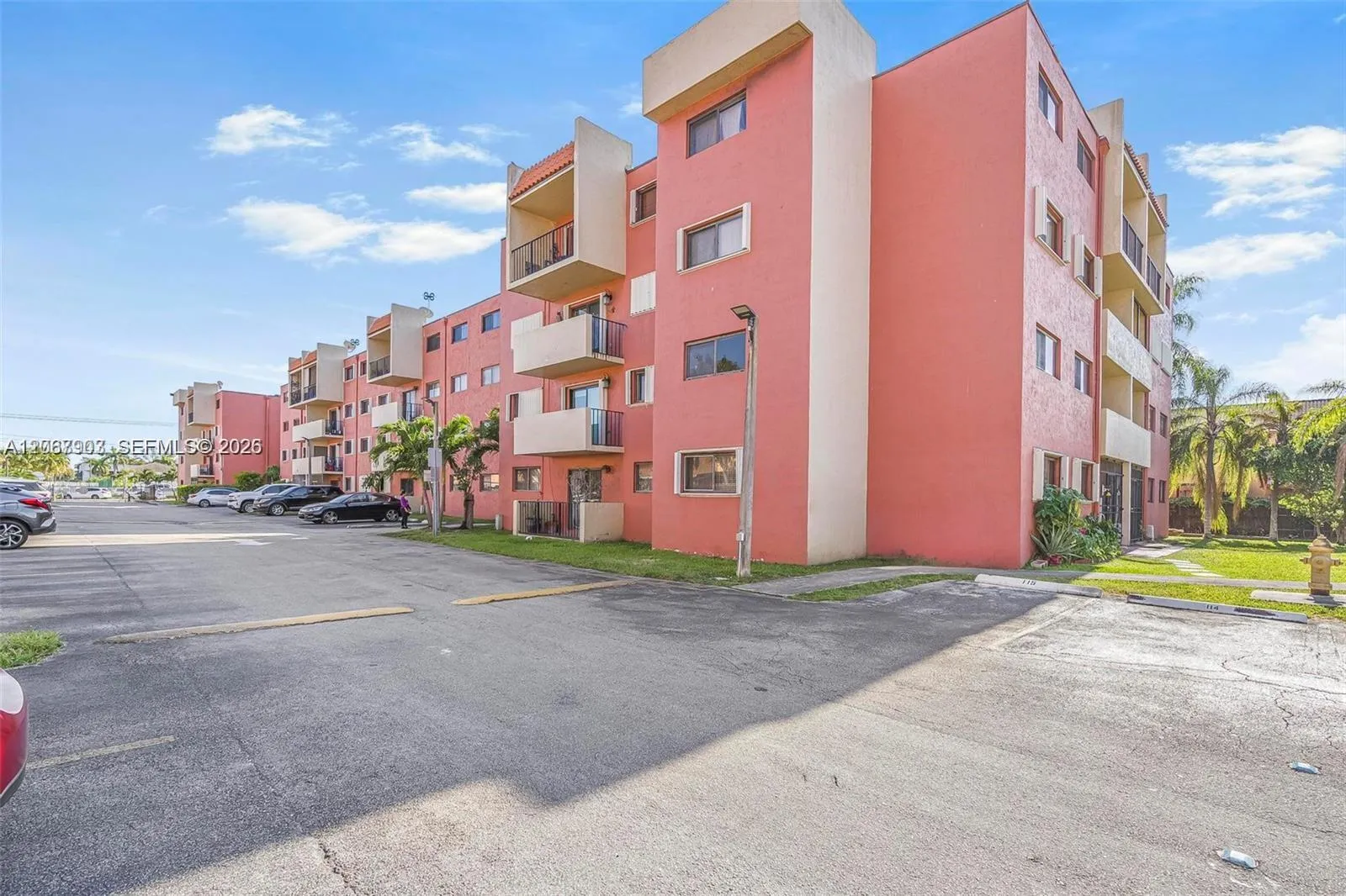 Foto de propiedad en 8095 NW 8th Street 215, Miami, FL 33126 Miami con MLS# 