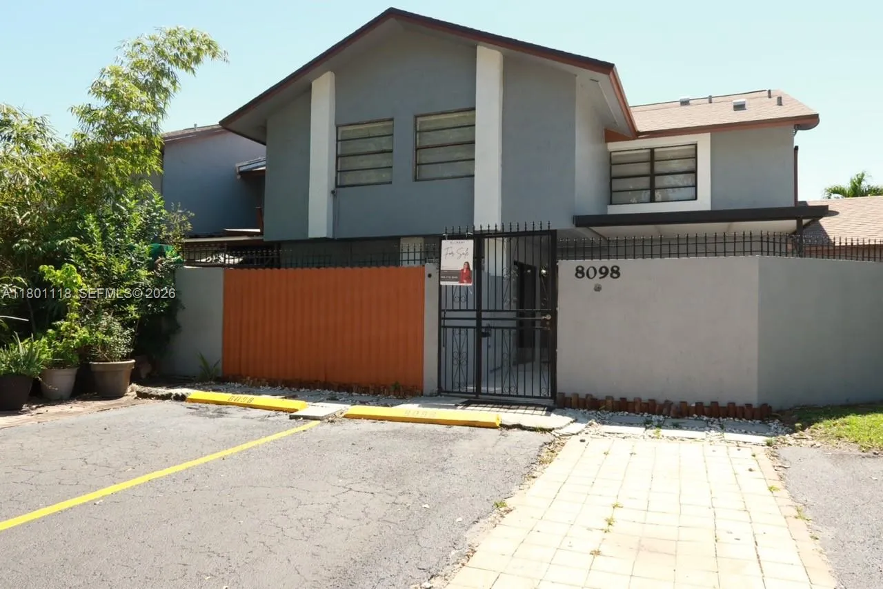 Foto de propiedad en 8098 NW 99th Terrace, Hialeah Gardens, FL 33016 Hialeah Gardens con MLS# 