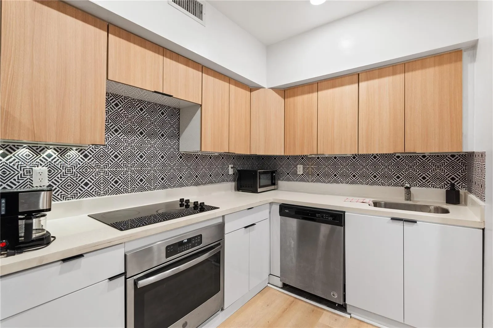 Foto de propiedad en 810 7th Street 102, Miami Beach, FL 33139 Miami Beach con MLS# 