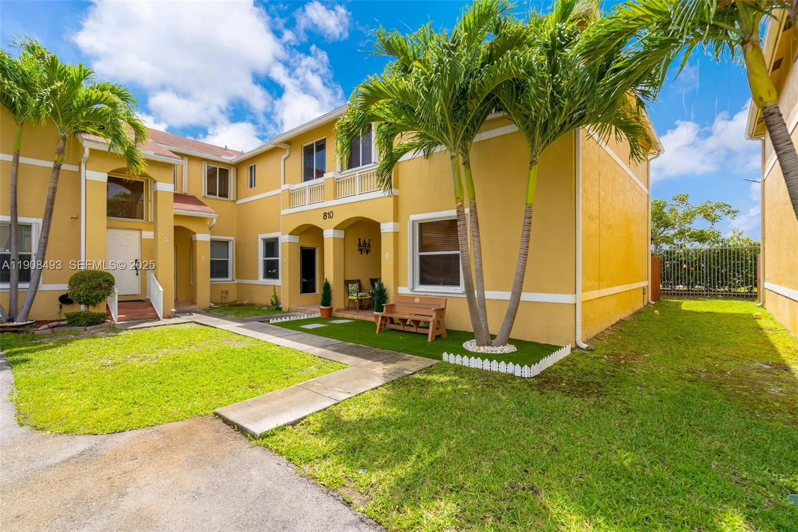 Foto de propiedad en 810 NE 212th Terrace 2, Miami, FL 33179 Miami con MLS# 