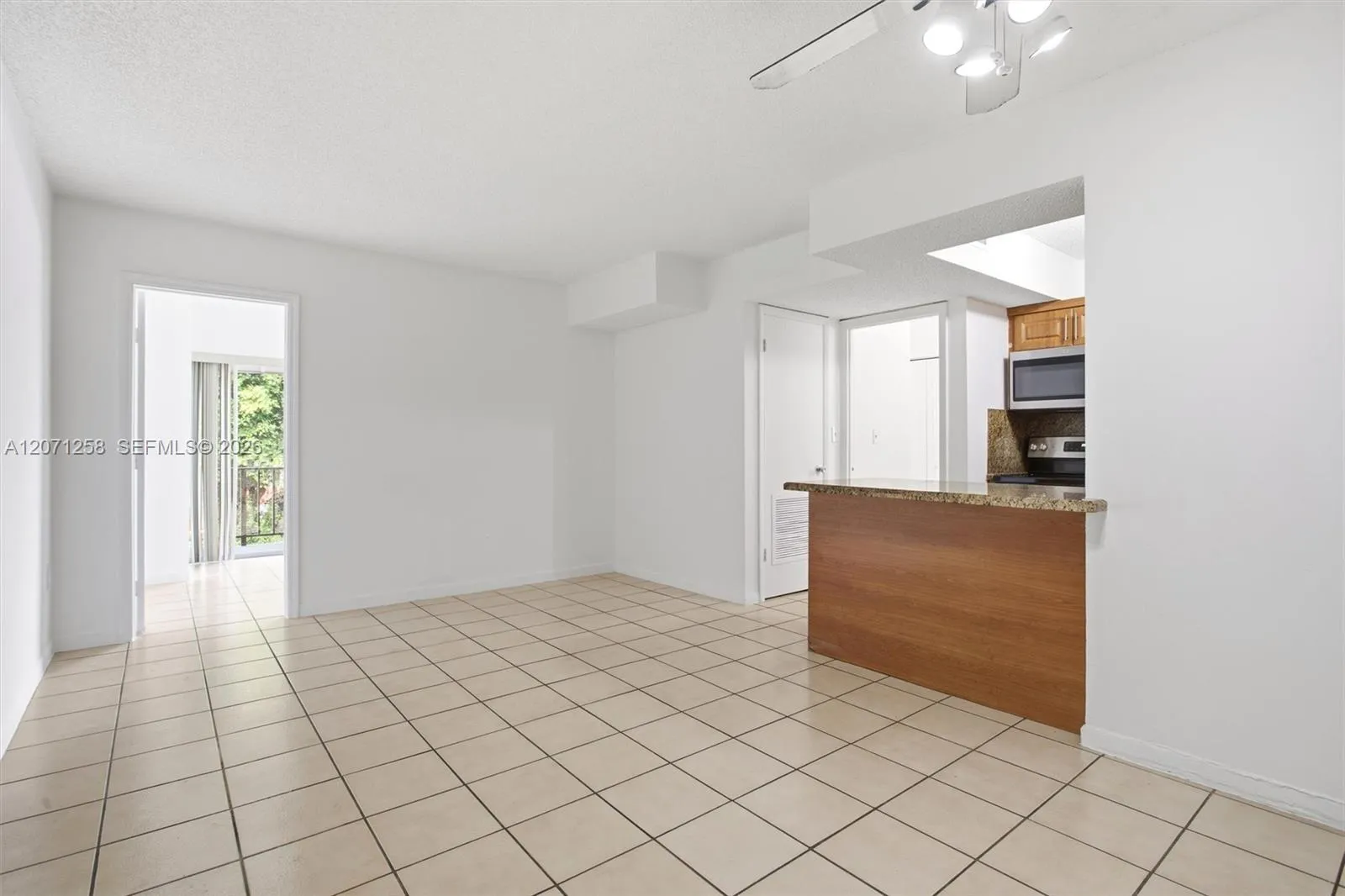 Foto de propiedad en 810 SW 129th Place 209, Miami, FL 33184 Miami con MLS# 